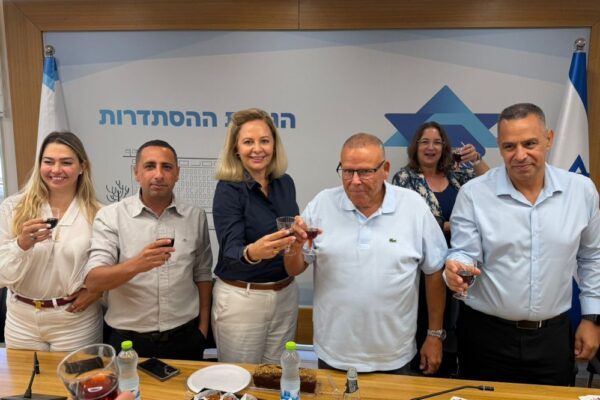 הרמת כוסית לשנה החדשה בנעמת. מימין: מ"מ יו"ר ההסתדרות רועי יעקב, יו"ר ההסתדרות ארנון בר-דוד, יו,ר נעמת חגית פאר, מנכ"ל ההסתדרות דודו בצלאל (צילום: נעמת)