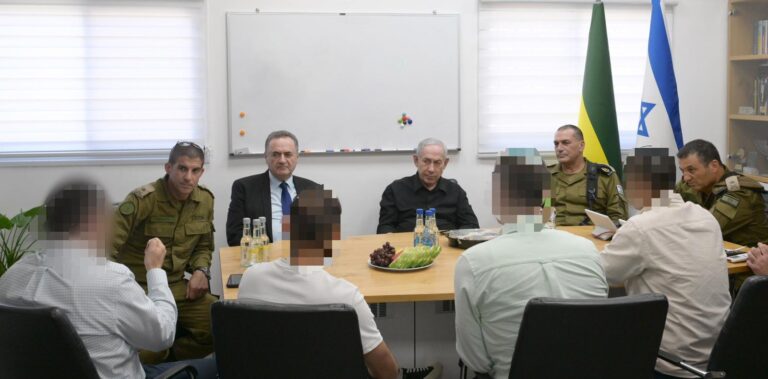 ראש הממשלה בנימין נתניהו בהערכת מצב ביטחונית באוגדת עזה (צילום: עמוס בן גרשום/לע"מ)