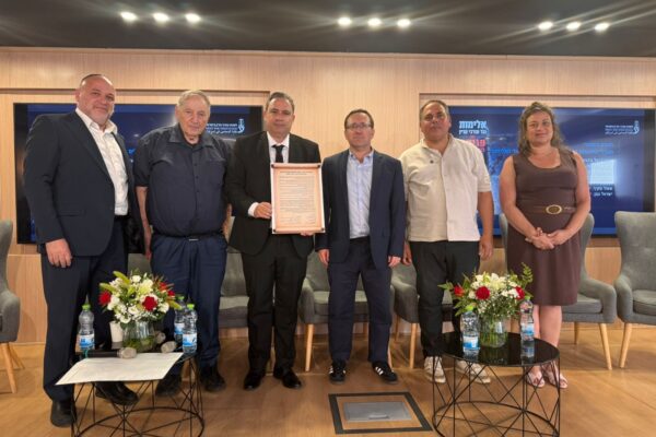 ראשי האיגודים והארגונים המקצועיים בכנס למאבק באלימות כלפי עובדים, לאחר החתימה על אמנת "עובדים בלי פחד" (צילום: לשכת עורכי הדין)