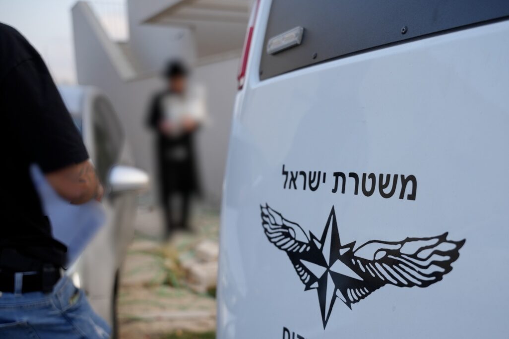 פשיטת המשטרה על הקהילה החרדית ביבניאל (צילום: דוברות המשטרה) פשיטת המשטרה על הקהילה החרדית ביבניאל (צילום: דוברות המשטרה)