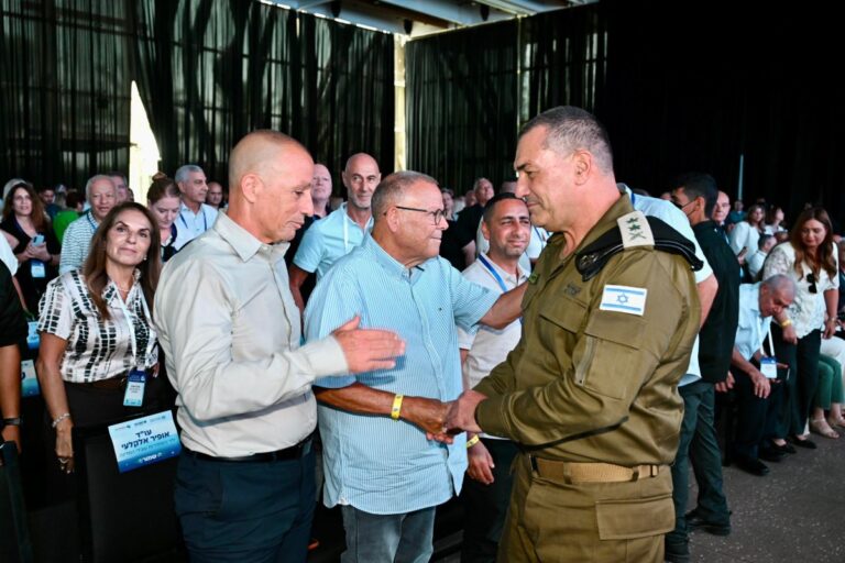 הרמטכ"ל אייל זמיר (מימין), יו"ר ההסתדרות ארנון בר-דוד ויו"ר הסתדרות עובדי המדינה אופיר אלקלעי באירוע הוקרה של הסתדרות עובדי המדינה לצה"ל ולמשרתי המילואים (צילום: קובי קואנקס)