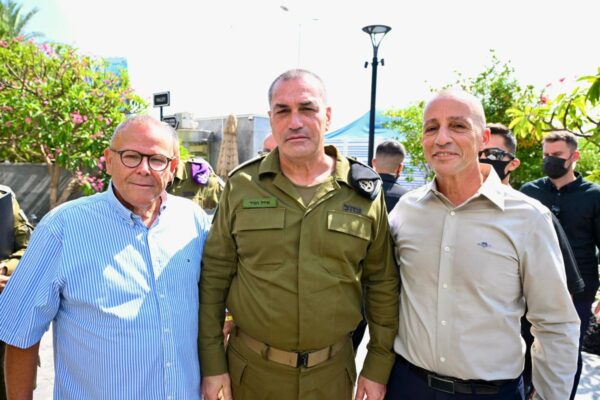 יו"ר הסתדרות עובדי המדינה עו"ד אופיר אלקלעי (מימין), הרמטכ"ל אייל זמיר ויו"ר ההסתדרות ארנון בר-דוד באירוע הוקרה לצה"ל ומשרתי המילואים של הסתדרות עובדי המדינה (צילום: קובי קואנקס)