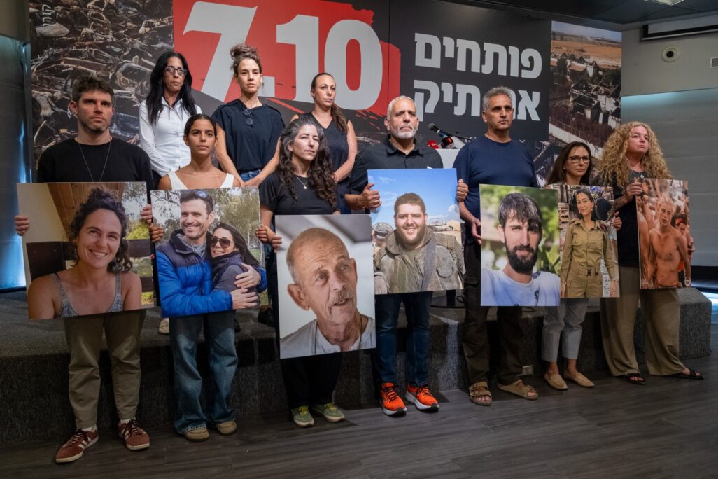 בני משפחות 'מועצת אוקטובר' במסיבת עיתונאים לחשיפת 'תיק 7.10' (צילום: דוד טברסקי)