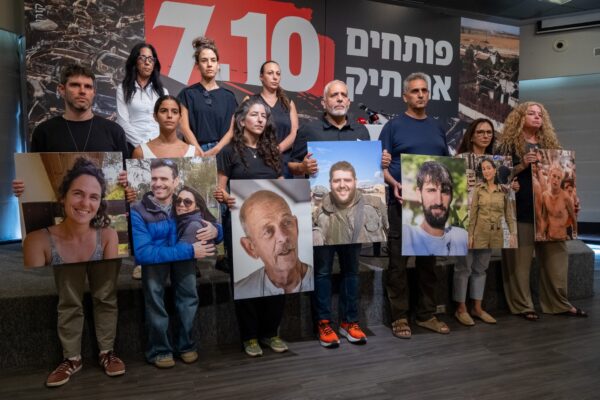 בני משפחות 'מועצת אוקטובר' במסיבת עיתונאים לחשיפת 'תיק 7.10' (צילום: דוד טברסקי)