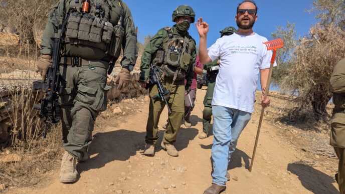 אנטון גודמן לצד חיילי צה"ל במהלך פעילות בשטח (צילום: קול רבני לזכויות אדם)