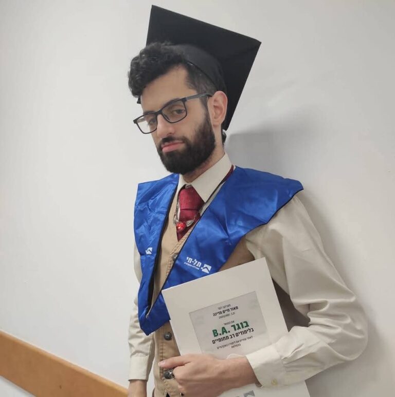 מאור מדינה בסיום לימודיו. "מקום העבודה שלי הוא מחבק ומכיל, אבל לא כל סיפור הוא סיפור הצלחה" (צילום: אלבום פרטי)