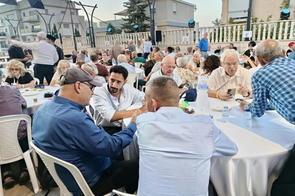 משתתפי כנס העדה האסלאמית-אחמדית בחצר מסגד סידנא מחמוד בשכונת כבאביר בחיפה (צילום: יניב שרון)