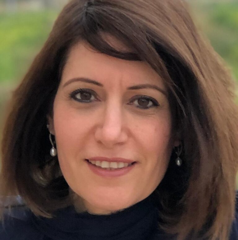 د. مرام خازن، صيدلانية بالمهنة ومحاضِرة أولى في الكلية الأكاديمية يزراعيل، وتبحث في التواصل داخل الطواقم الطبية (تصوير: ألبوم شخصي)