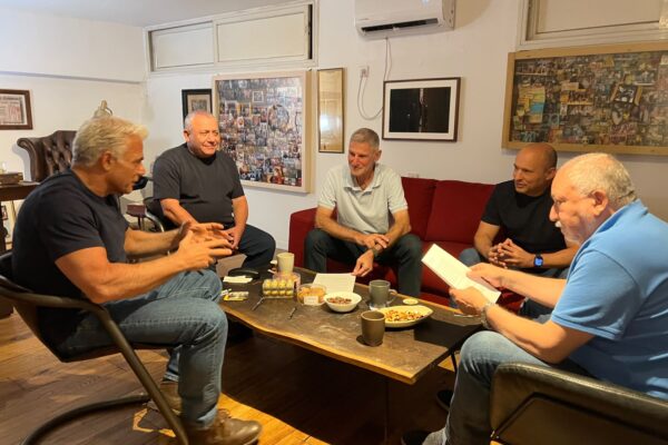 אביגדור ליברמן, נפתלי בנט, יאיר גולן, גדי איזנקוט ויאיר לפיד במפגש חתימה על מסמך משותף (צילום: ליהיא לפיד)