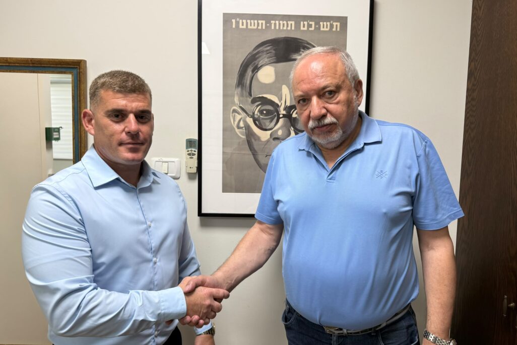 יו"ר ישראל ביתנו אביגדור ליברמן וח"כ ירון לוי, שפרש מיש עתיד (צילום: דוברות מפלגת ישראל ביתנו)