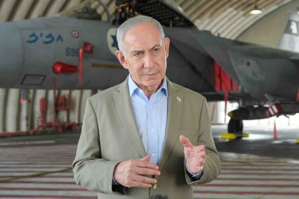 נתניהו בבסיס חיל האוויר (צילום: מעיין טואף/ לע"מ) נתניהו בבסיס חיל האוויר (צילום: מעיין טואף/ לע"מ)