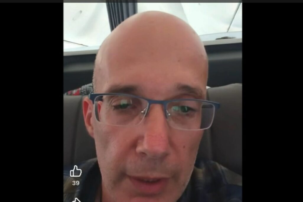 נוסע בטיסה לדובאי בתיעוד מהרשתות החברתיות. "קפצנו והוצאנו אותו מתא הטייס" (צילום מסך) נוסע בטיסה לדובאי בתיעוד מהרשתות החברתיות. "קפצנו והוצאנו אותו מתא הטייס" (צילום מסך)