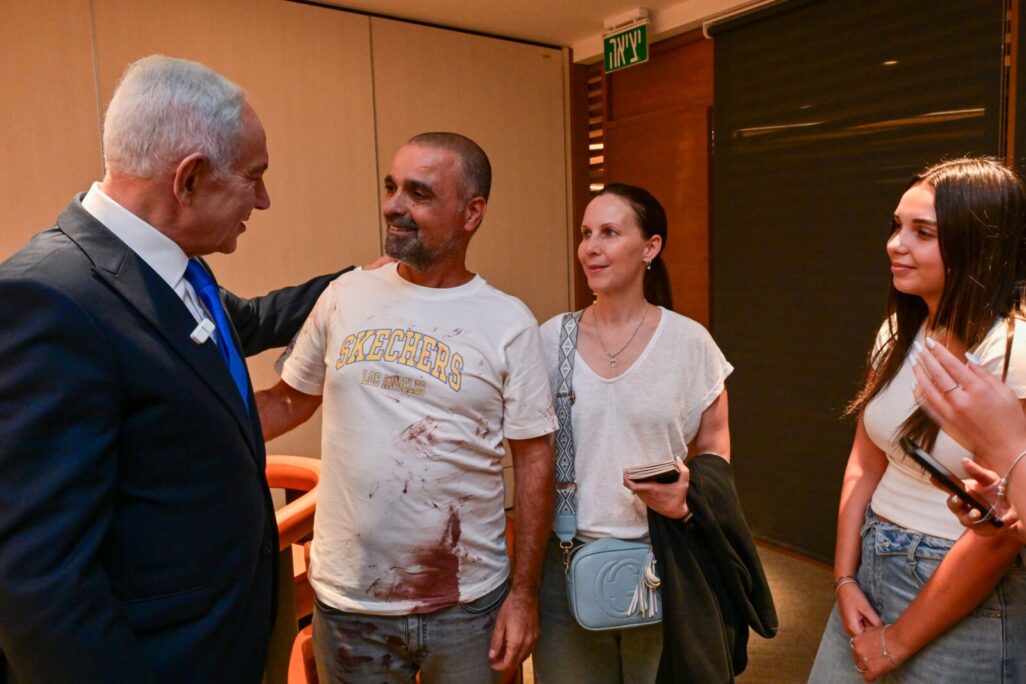 ראש הממשלה נתניהו פוגש את יניב, שפרץ לתא הטייס בטיסת פליי-דובאי (צילום: קובי גדעון/לע"מ)