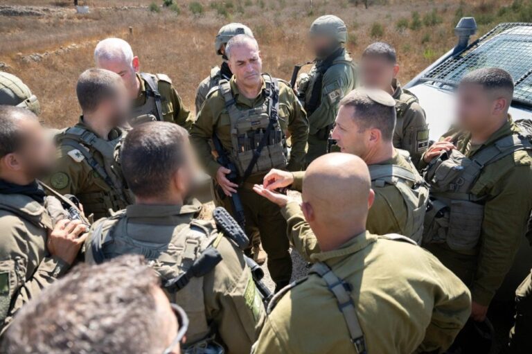 הרמטכ"ל אייל זמיר בזירת הפיגוע במעיין סמוך ליישוב נווה צוף בשומרון (צילום: דובר צה"ל)