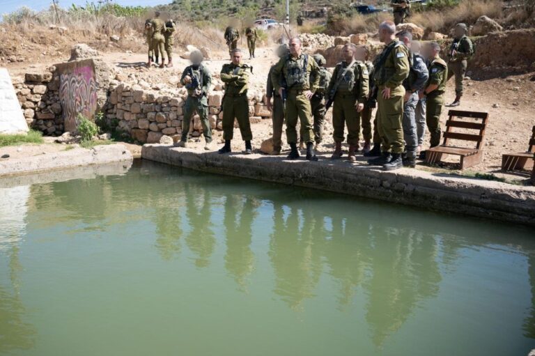 הרמטכ"ל אייל זמיר בזירת הפיגוע במעיין סמוך ליישוב נווה צוף בשומרון (צילום: דובר צה"ל)