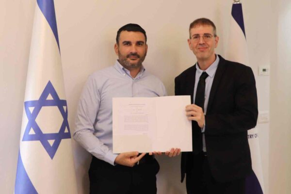 מימין מנהל הלשכה המרכזית לסטטיסטיקה  פרופ׳ ירון פלס ומשמאל מנכ"ל משרד העבודה רובי שמש, בעת חתימת ההסכם (צילום: הלשכה המרכזית לסטטיסטיקה)