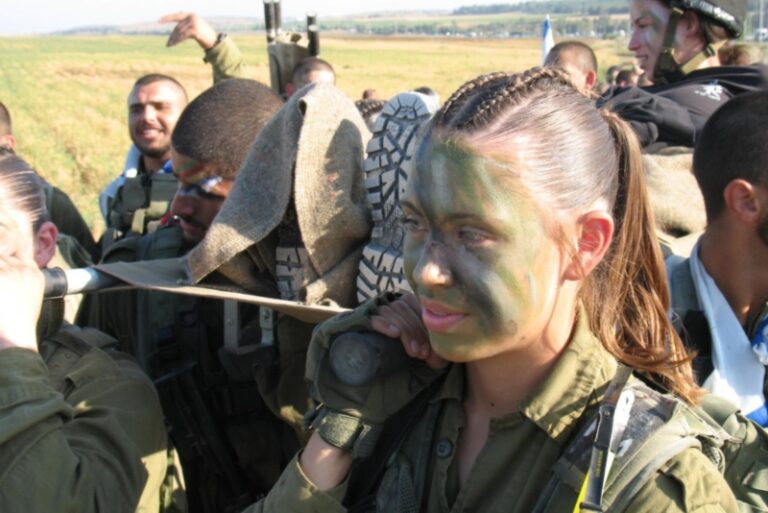 לוחמת חילוץ והצלה במסע כומתה,יוני 2024. "הרצון להוציא נשים מתפקידי לוחמה לא יכול להתממש, כי אין מי שיעשה את העבודה" (צילום: אתר צה"ל)