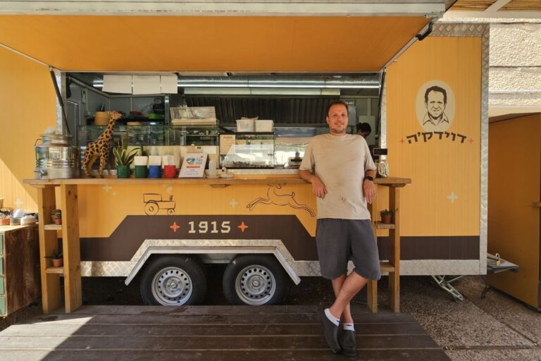 אייל עילם בעגלת הקפה 'דוידקה' באיילת השחר (צילום: מאיה רונן)