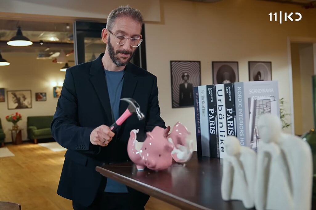 שאול אמסטרדמסקי בסדרה מתחת לבלטות' (צילום מסף באדיבות כאן) שאול אמסטרדמסקי בסדרה מתחת לבלטות' (צילום מסף באדיבות כאן)