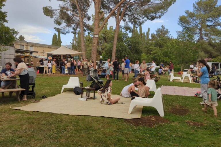 הרחבה הסמוכה לעגלת הקפה 'קורטדו'. הפכה למקום מפגש (צילום: קורטדו)