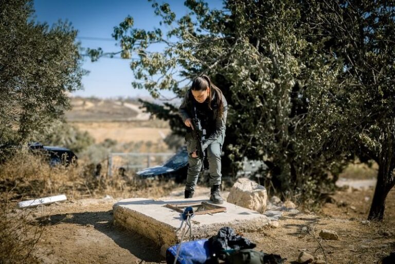 פתח המנהרה הוסווה בתוך בור מים עתיק, ששימש להסתרת פעילות החפירה (צילום: דוברות המשטרה)