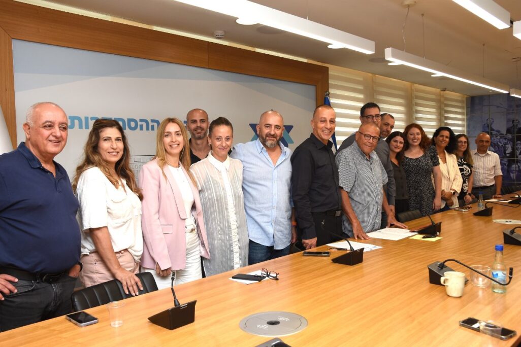 חתימת הסכם קיבוצי לעובדי המכון הרפואי לבטיחות בדרכים (מרב"ד) בבית ההסתדרות (צילום: יסמין גיל / דוברות ההסתדרות)