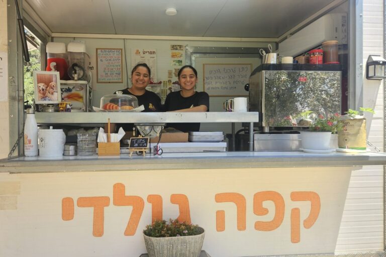 עופר (מימין) וליאור פיין בעגלת הקפה 'גולדי' במטולה (צילום: מאיה רונן)