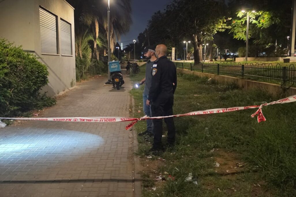 זירת דקירה ברחוב נחל הבשור ביפו (צילום: דוברות המשטרה)