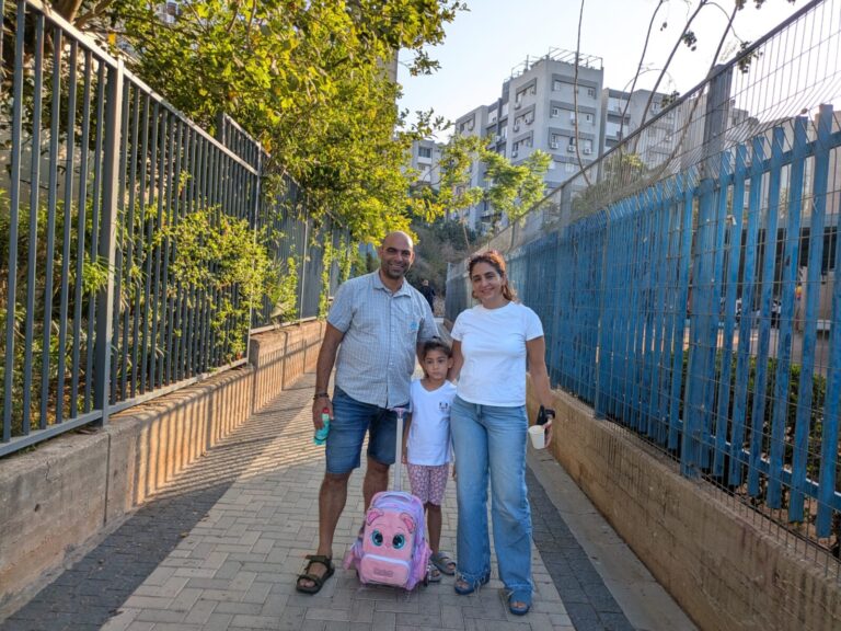 ליבי, עולה לכיתה א', עם אימה איילה ואביה צחי (צילום: מיכל מרנץ)