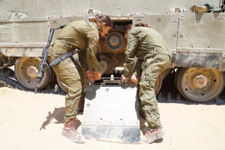 לוחמות שריון. "ב-7 באוקטובר המח"ט הסתכל על המבצעיות ועל הצורך להגן על היישובים. הוא ואף אחד מהקצינים ומהלוחמים באותו יום לא חשבו על ההפרדה" (צילום: דובר צה"ל)