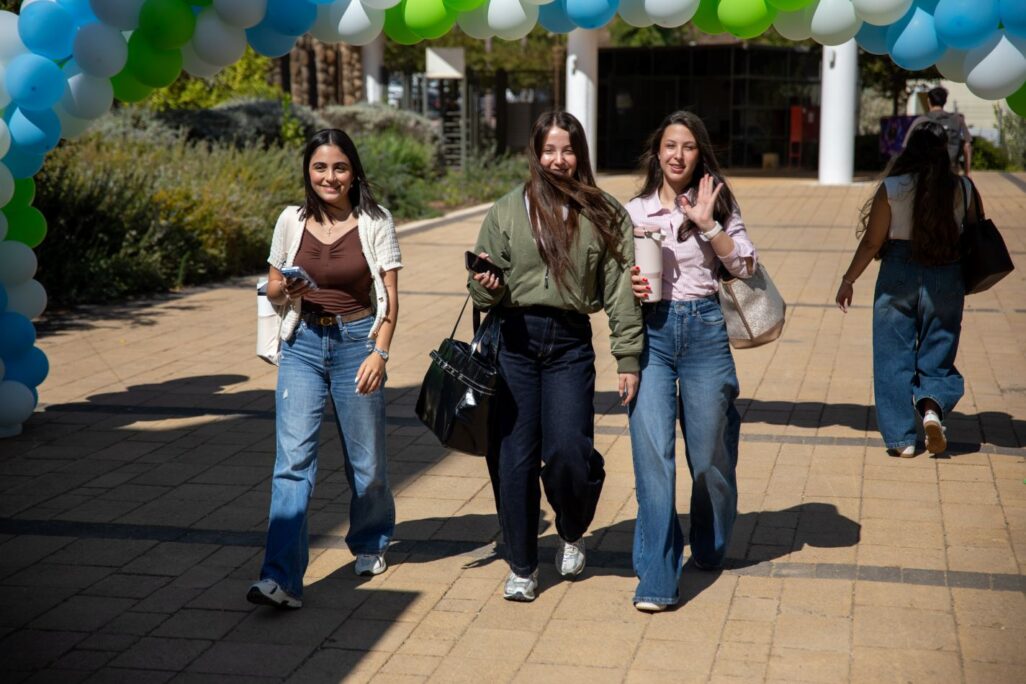 סטודנטיות בפתיחת שנת הלימודים תשפ"ז באוניברסיטת תל חי (צילום: תל-חי אוניברסיטת קריית שמונה בגליל)