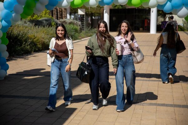 סטודנטיות בפתיחת שנת הלימודים תשפ"ז באוניברסיטת תל חי (צילום: תל-חי אוניברסיטת קריית שמונה בגליל)