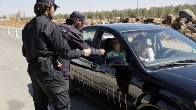 אנשי כוחות הביטחון הסוריים בודקים נוסעים במחסום בצפון מחוז א-סווידא, ספטמבר 2026 (צילום: Khalil Ashawi/REUTERS)