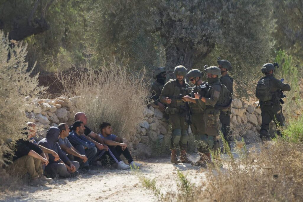 חיילי צה"ל מעכבים פלסטינים במהלך מסיק זיתים סמוך לכפר ביתא בשומרון (צילום: REUTERS/Mohamad Torokman) חיילי צה"ל מעכבים פלסטינים במהלך מסיק זיתים סמוך לכפר ביתא בשומרון (צילום: REUTERS/Mohamad Torokman)