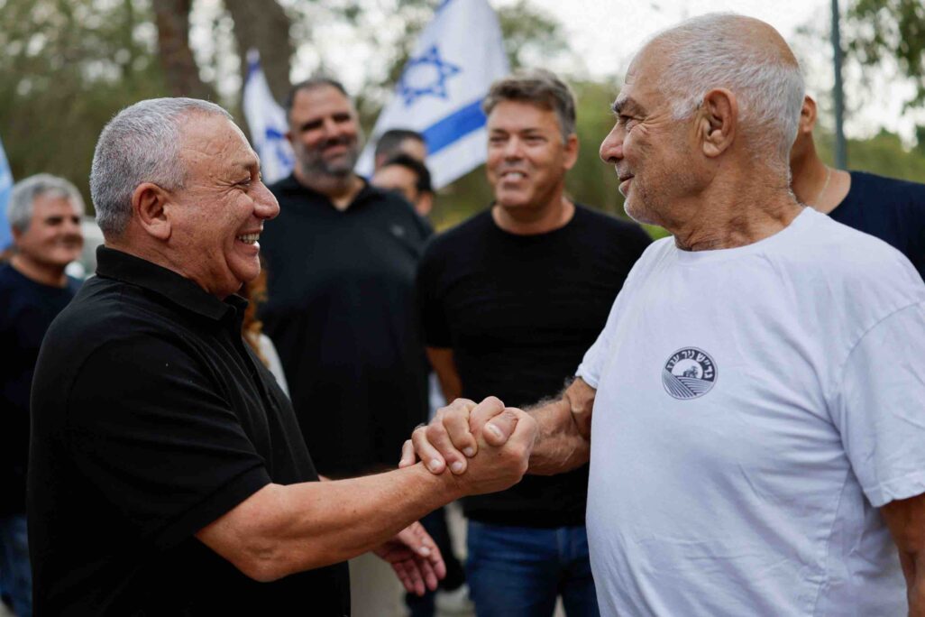 גדי איזנקוט, לוחץ את ידו של שורד השבי גדי מוזס, במהלך הבחירות הארציות, בקיבוץ ניר עוז, דרום ישראל, 27 באוקטובר 2026 (צילום: רויטרס/אמיר כהן) גדי איזנקוט, לוחץ את ידו של שורד השבי גדי מוזס, במהלך הבחירות הארציות, בקיבוץ ניר עוז, דרום ישראל, 27 באוקטובר 2026 (צילום: רויטרס/אמיר כהן)
