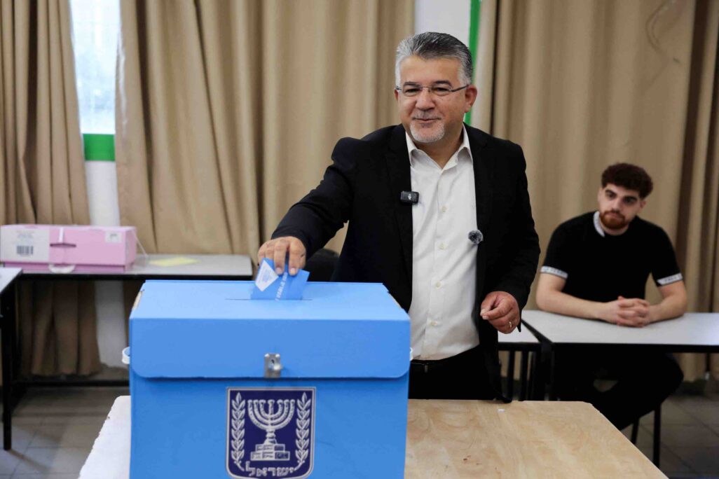 יוסף ג'בארין ממפלגת הרשימה המשותפת מצביע בבחירות הארציות, בעיר אום אל-פחם, 27 באוקטובר 2026 (צילום: רויטרס/עמאר עוואד) יוסף ג'בארין ממפלגת הרשימה המשותפת מצביע בבחירות הארציות, בעיר אום אל-פחם, 27 באוקטובר 2026 (צילום: רויטרס/עמאר עוואד)