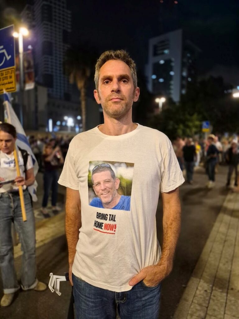 חולצה שקראה להשבת טל חיימי ז"ל, מפקד כיתת הכוננות של ניר יצחק, שנפל ב-7 באוקטובר וארונו הושב לישראל באוקטובר 2025 (צילום: יהל פרג')