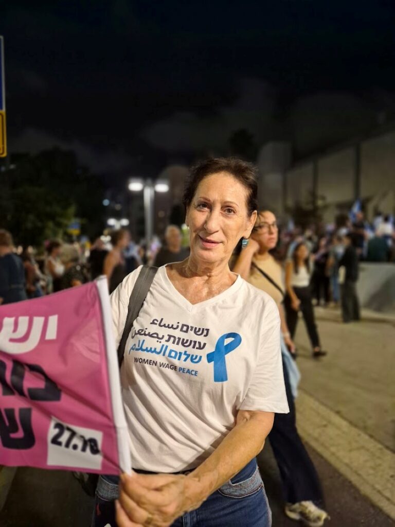 חולצה של ארגון "נשים עושות שלום" (צילום: יהל פרג')