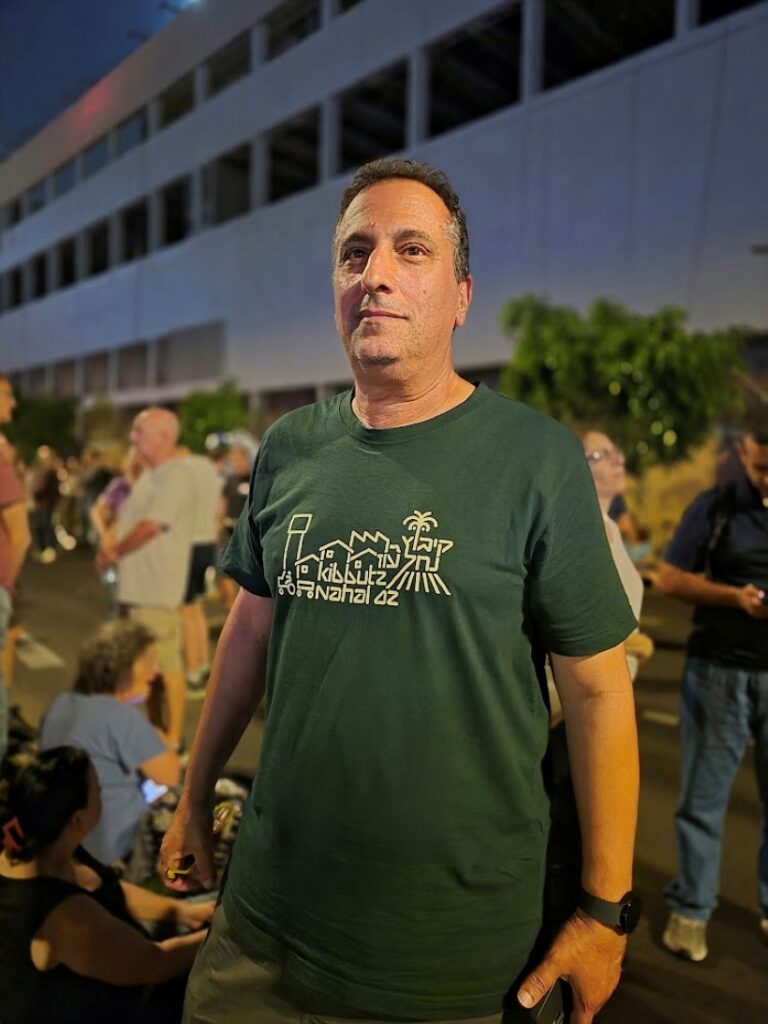 חולצת קיבוץ נחל עוז (צילום: יהל פרג')