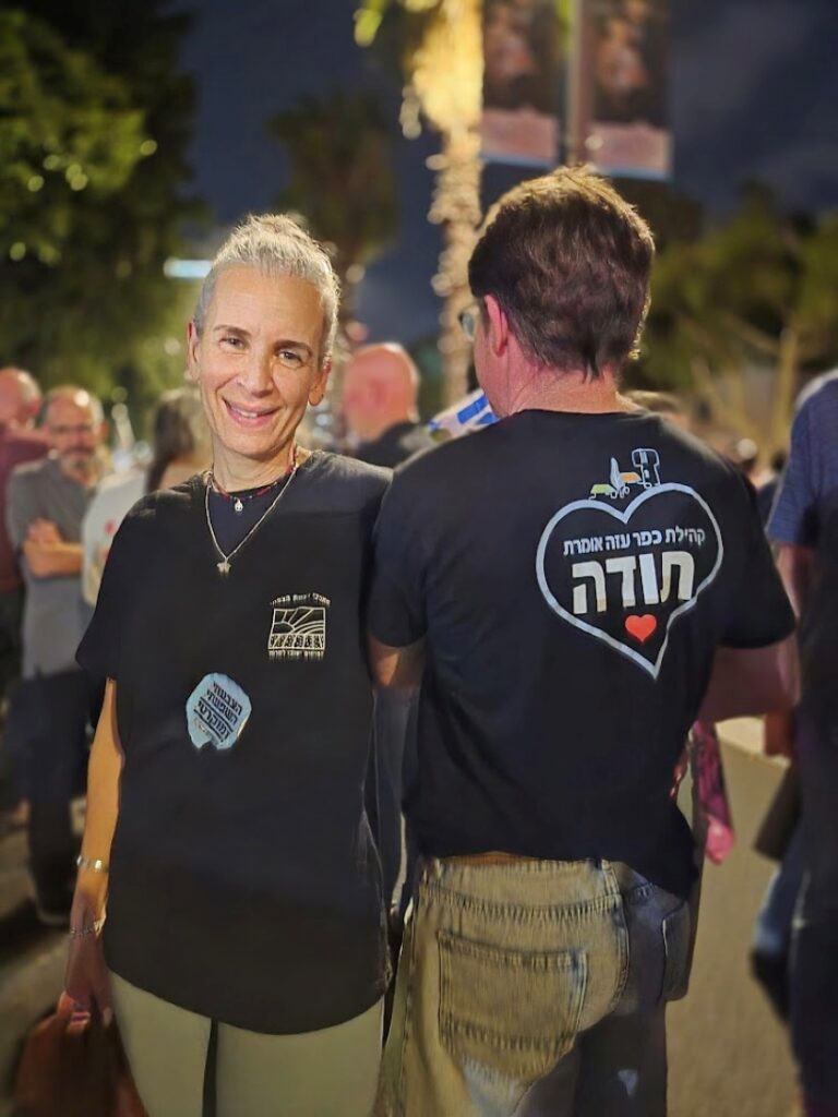 חולצת "קהילת כפר עזה אומרת תודה"; חולצת "הצוות הצפוני", ארגון מתנדבים לשיקום עוטף עזה, וסטיקר של 'הדמוקרטים' (צילום: יהל פרג')