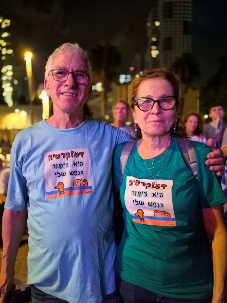 "דמוקרטיה היא ציפור הנפש שלי", איור של זאב אנגלמאיר (צילום: יהל פרג')
