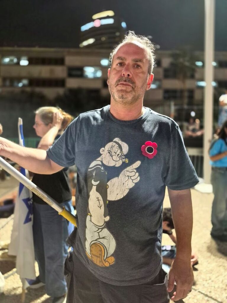 חולצת פופאי וסיכת כלנית לזכר הנרצחים (צילום: יהל פרג')