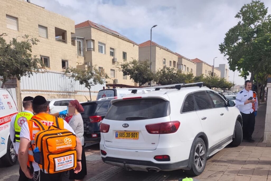אמבולנס במעון שבו קרתה הרעלת טונה בביתר עילית (צילום::דוברות איחוד והצלה) אמבולנס במעון שבו קרתה הרעלת טונה בביתר עילית (צילום::דוברות איחוד והצלה)