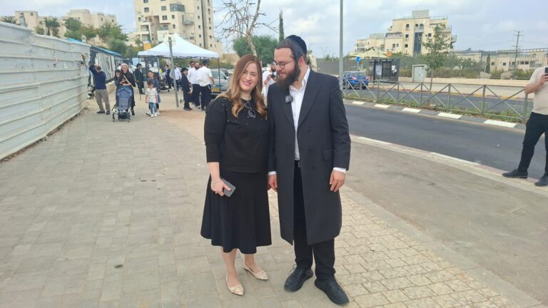 מוטי לייטנר ראש "הציבור החרדי" בכניסה לקלפי בבית שמש (צילום: יובל לקח)