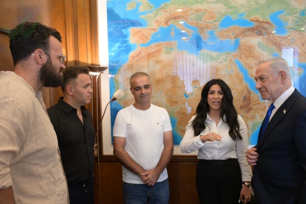 ראש הממשלה בנימין נתניהו נפגש היום בלשכתו עם גיבורי הטיסה מדובאי - יניב חיון, אור פרדילוב, ד״ר שוטה מוסייב ורעייתו סיגלית (צילום: GPO) ) ראש הממשלה בנימין נתניהו נפגש היום בלשכתו עם גיבורי הטיסה מדובאי - יניב חיון, אור פרדילוב, ד״ר שוטה מוסייב ורעייתו סיגלית (צילום: GPO) )