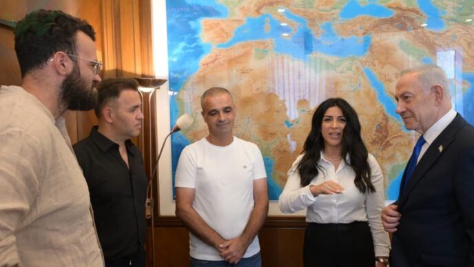 נתניהו במפגש עם גיבורי הטיסה מדובאי: "תשיאו משואה של גבורה אזרחית ביום העצמאות"