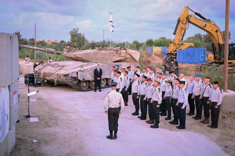 יום הזיכרון הממלכתי ל-7 באוקטובר: פורום מטכ״ל קיים היום מעמד זיכרון ודקת דומייה בשעה 6:29 בבסיס זיקים בעוטף עזה (צילום: דובר צה"ל)