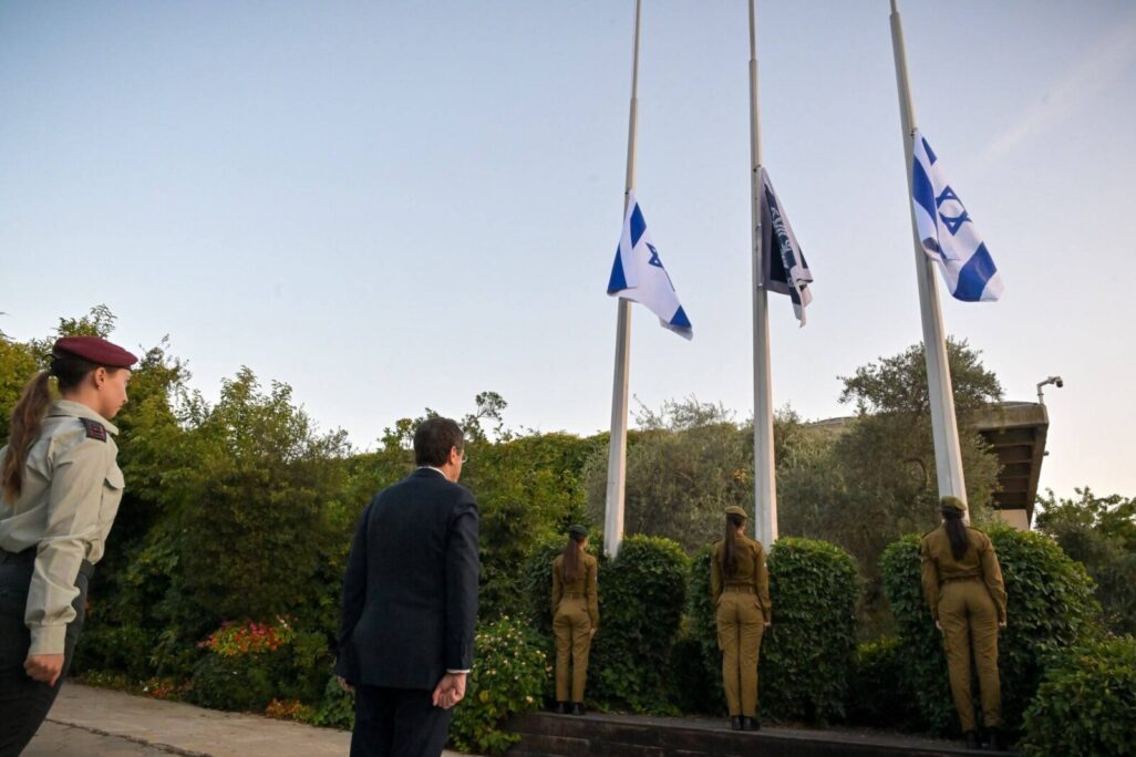 נשיא המדינה מוריד את דגל ישראל בבית הנשיא לחצי התורן בתחילת יום הזיכרון הלאומי השלישי לשבעה באוקטובר (צילום: לפי סעיף 27א לחוק זכויות יוצרים)