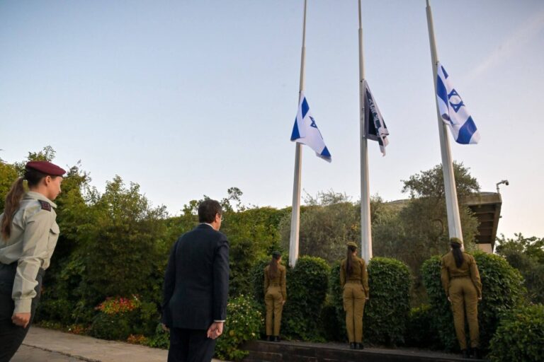 נשיא המדינה מוריד את דגל ישראל בבית הנשיא לחצי התורן בתחילת יום הזיכרון הלאומי השלישי לשבעה באוקטובר (צילום: בית הנשיא)