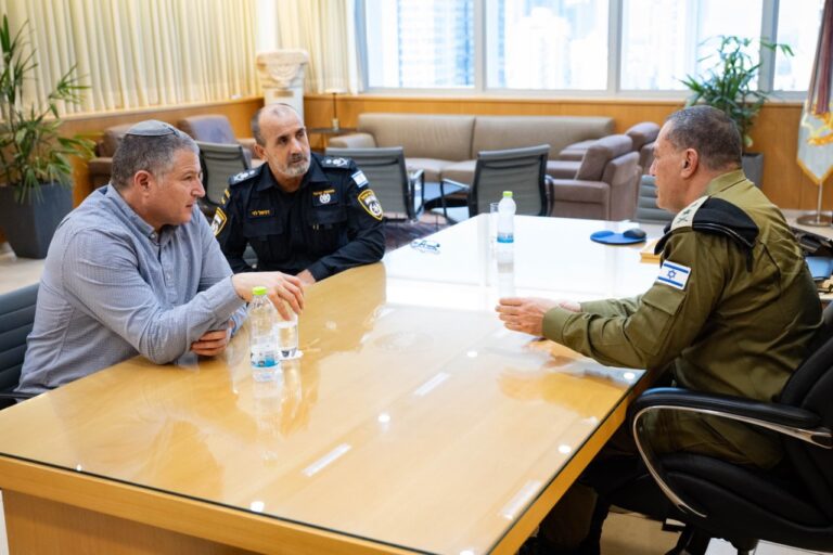 הרמטכ״ל, רב-אלוף אייל זמיר, מפכ״ל המשטרה, רב-ניצב דני לוי וראש השב״כ, דוד זיני בהערכת מצב (צילום: דובר צה"ל)